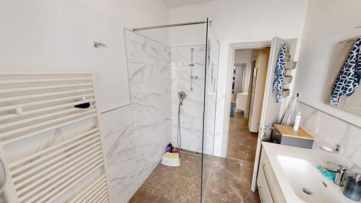 Meran-Merano-Dreizimmerwohnung-trilocale-Balkon-balcone-Keller-cantina-zentral-saniert-ristrutturato-Bonus 110-Böden-pavimenti-Fenster-finestre