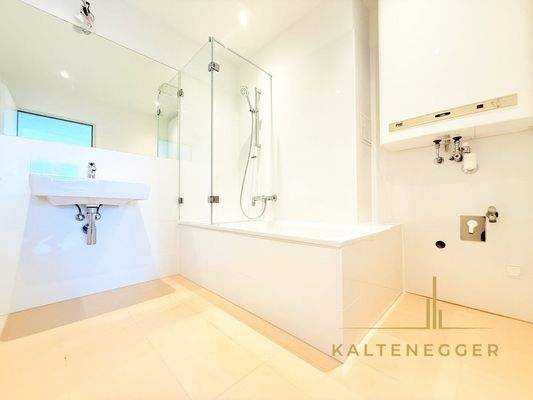 Elektr. Warmwasser-Bereiter, darunter WM-Anschluss