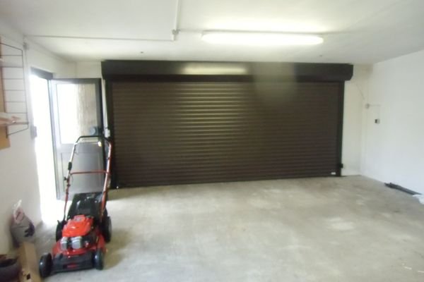 5 Rolltor Garage innen.JPG