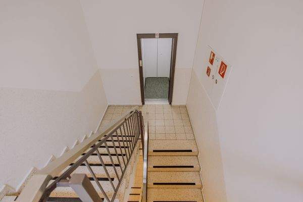 Treppenhaus mit Aufzug