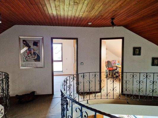 Türen zu den 2 Zimmern zur Giebelseite