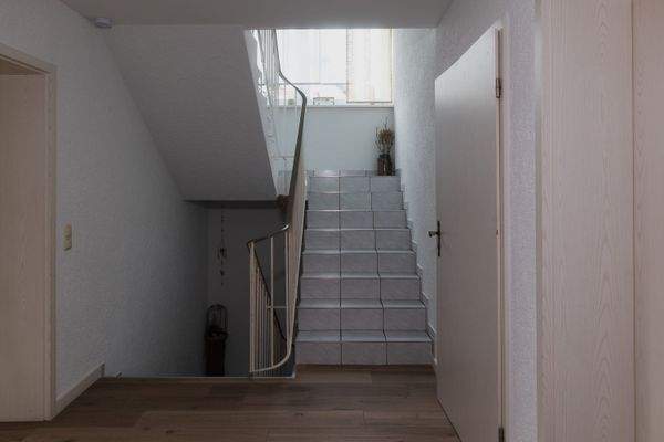 Treppe ins DG und in den Keller