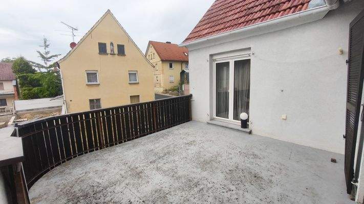 großer Balkon mit Zugang vom Wohn- und Schlafzimmer