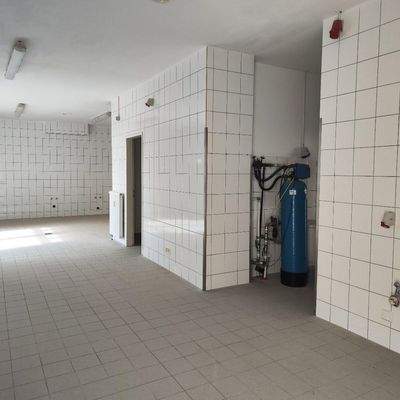 4. Nebenräume mit Backstube und Kühlraum