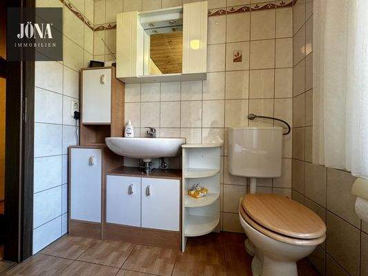 Bad mit Dusche und Badewanne