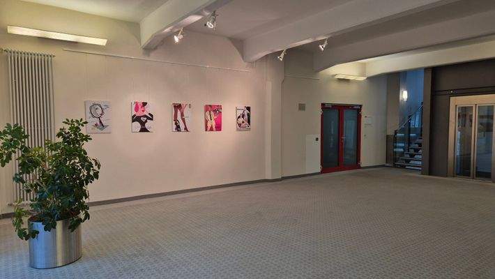 Eingang vom hellen Treppenhaus mit Galerie