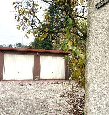 Zwei geräumige Garagen