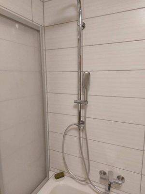 Dusche in der Wanne mit Abtrennung