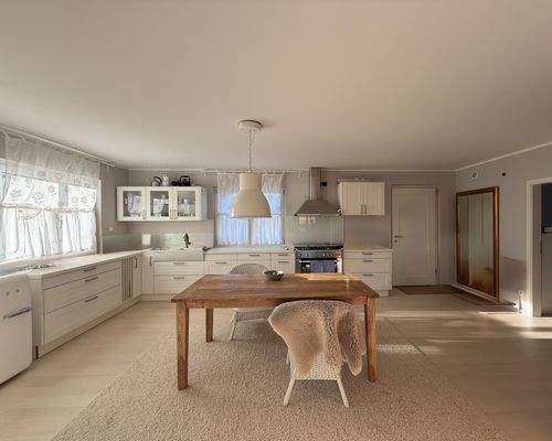 Einbauküche mit Essbereich