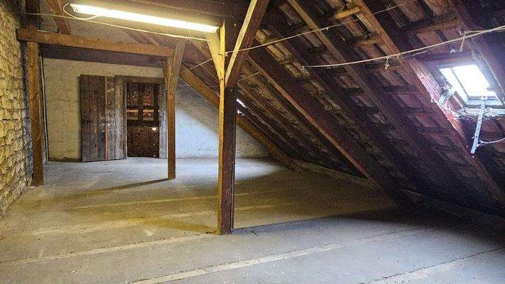 Dachgeschoss Seitentrakt (1).jpg