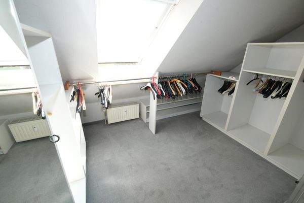 Begehbarer Kleiderschrank.JPG