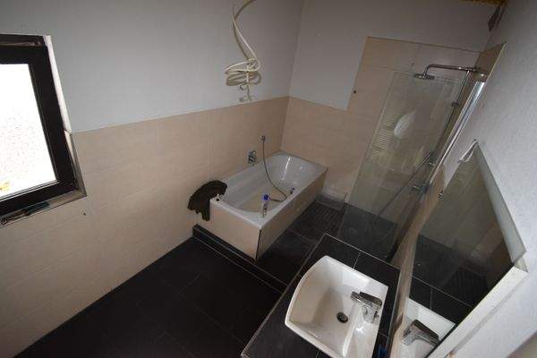 OG: Neues Bad mit Dusche/Wanne