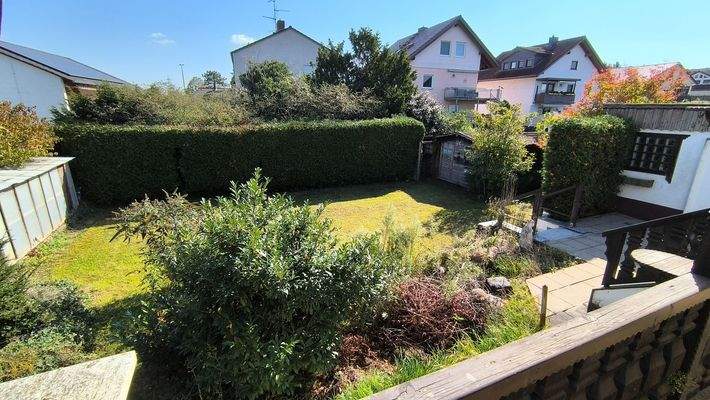 Blick von der Terrasse in den Südgarten