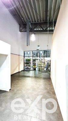 Hauptverkaufsfläche mit Schaufenster EDEKA