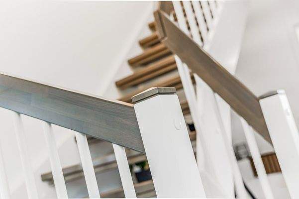 Stillvoller Treppenaufgang ins Obergeschoss