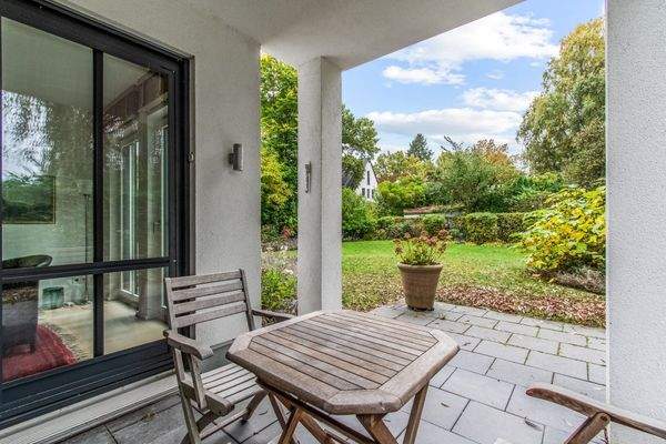 Überdachte Terrasse mit Blick in den gepflegten Garten – ideal zum Entspannen