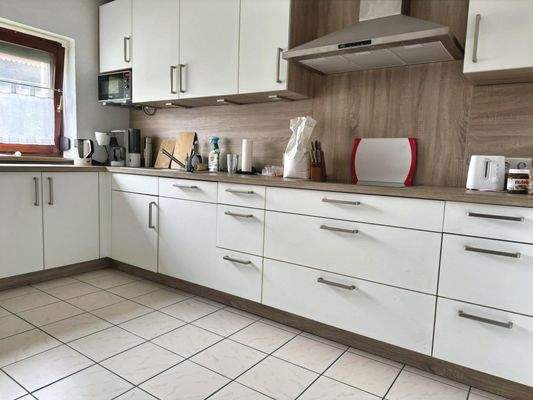 moderne Einbauküche mit E-Geräten