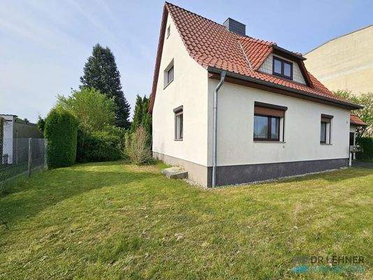 Giebelseite mit Vorgarten