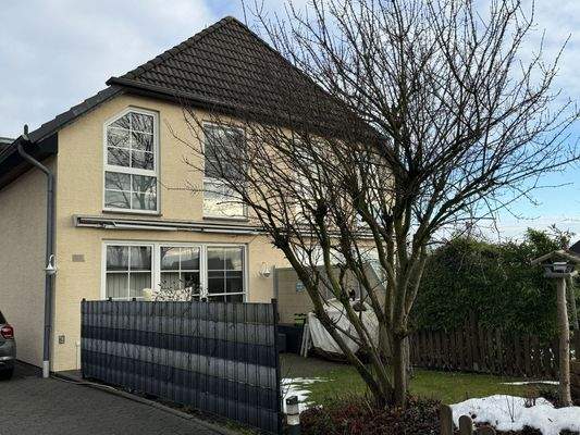 Vorderansicht mit Terrasse