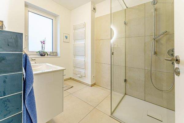 Tageslichtbadezimmer mit Walk In Dusche.