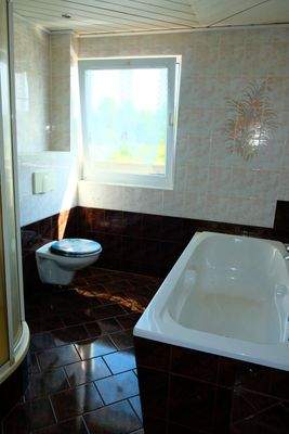 14 Fensterbad mit Dusche und Wanne.JPG