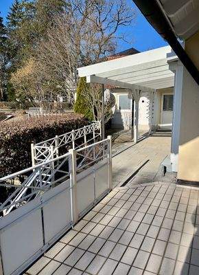 EG - überdachte Südterrasse vor der Küche und Garage