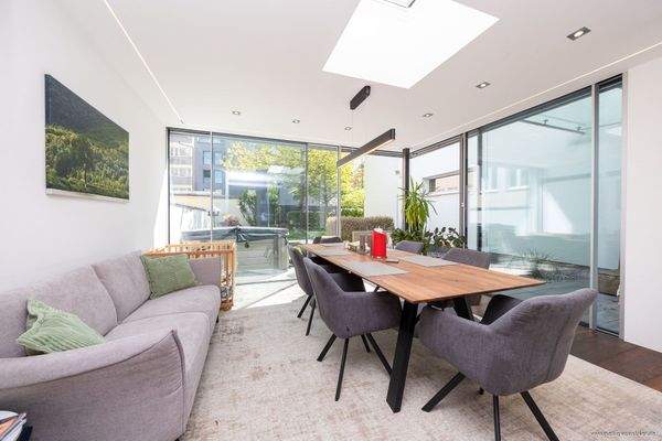 großzügiger Essbereich Stadthaus