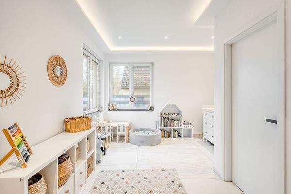 Helles Kinderzimmer im Erdgeschoss