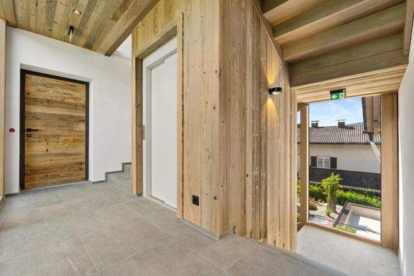 Lift & Altholzoptik im Stiegenhaus