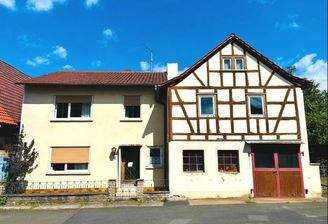 Südansicht des Hauses mit stattlichem Anbau (ehemalige Schmiede im EG)
