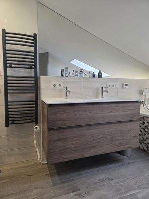 Bad OG mit Doppelwaschtisch