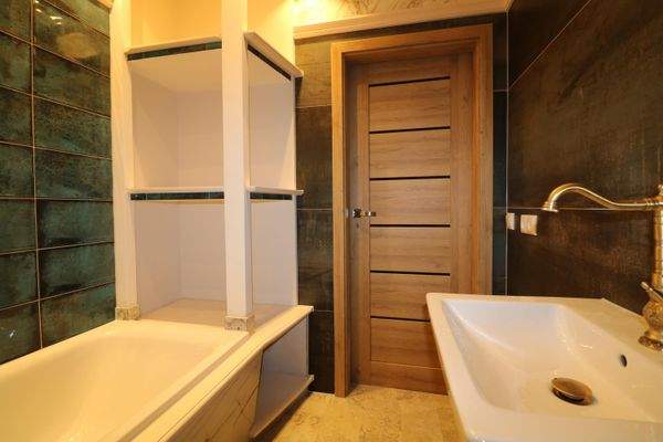 Bad mit Badregal, massiv, Esche