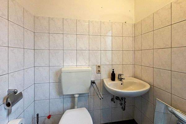 Tageslichtbad mit Duschwanne und WC