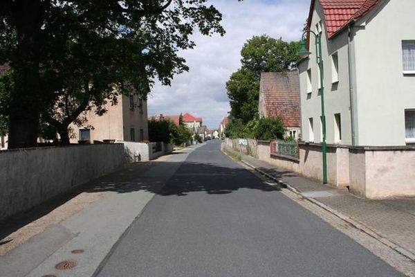 Zufahrtsstraße links