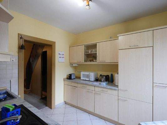  EG | Küche mit zweizeiliger Einbauküche