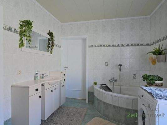 Waschtisch und Eckwanne