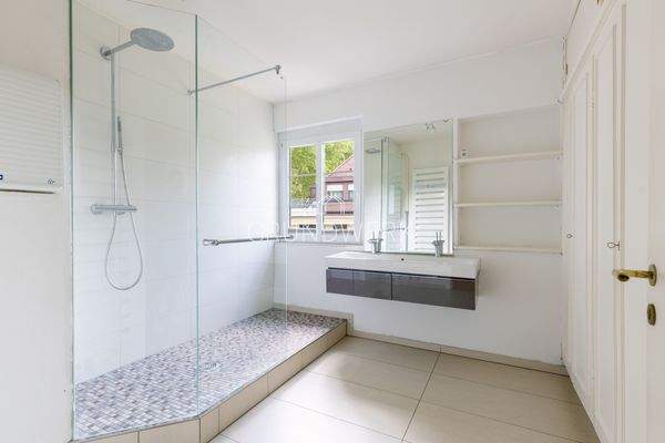 Badezimmer mit Dusche