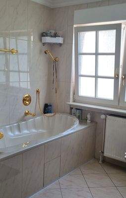 Bad mit Dusche und Wanne