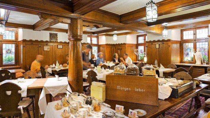 Restaurant- und Frühstückssaal mit charakteristischem Holzinterieur