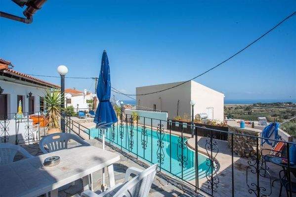 Kreta, Tavronitis: Villa mit Meerblick und 3 unabhängigen Apartments zu verkaufen