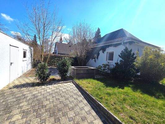 Heimeliger Freisitz zwischen Garage und Nebengebäude