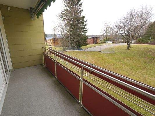 Ausblick vom überdachten Balkon mit Sonnenschutzmarkise