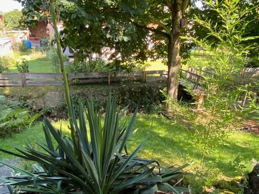 Blick vom Balkon in den Garten