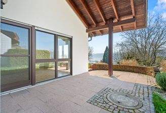 Teilüberdachte, große Terrasse
