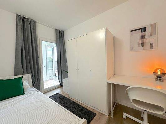 Helles WG-Zimmer mit Balkon