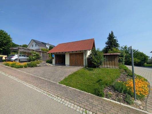 Doppelgarage von Strasse aus