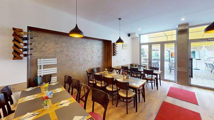 Historisches-Geschaftshaus-an-der-Porta-Nigra-Baudenkmal-bis-Ende-2036-vermietet-ausbaufahig-Photo-2