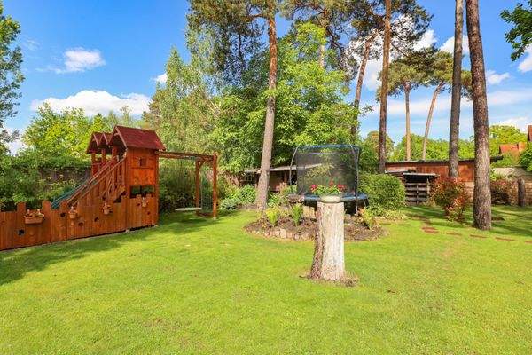 Garten und Spielplatz