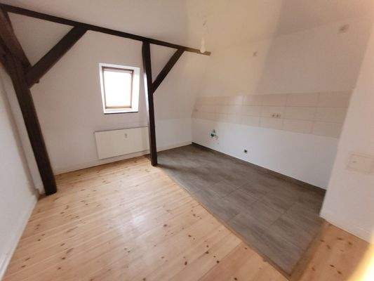 Einblick Wohnbereich mit offener Küche Bild 5