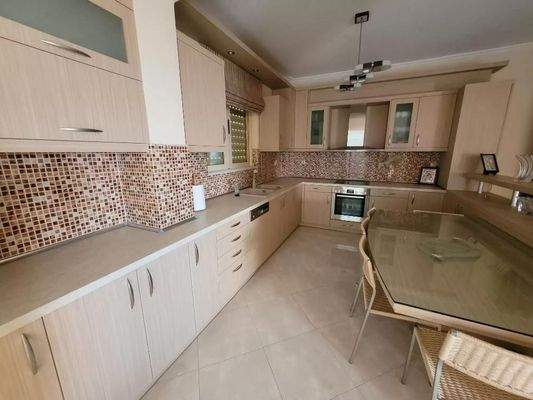 Kreta, Argouli: Zweistöckiges Haus mit Keller zu verkaufen